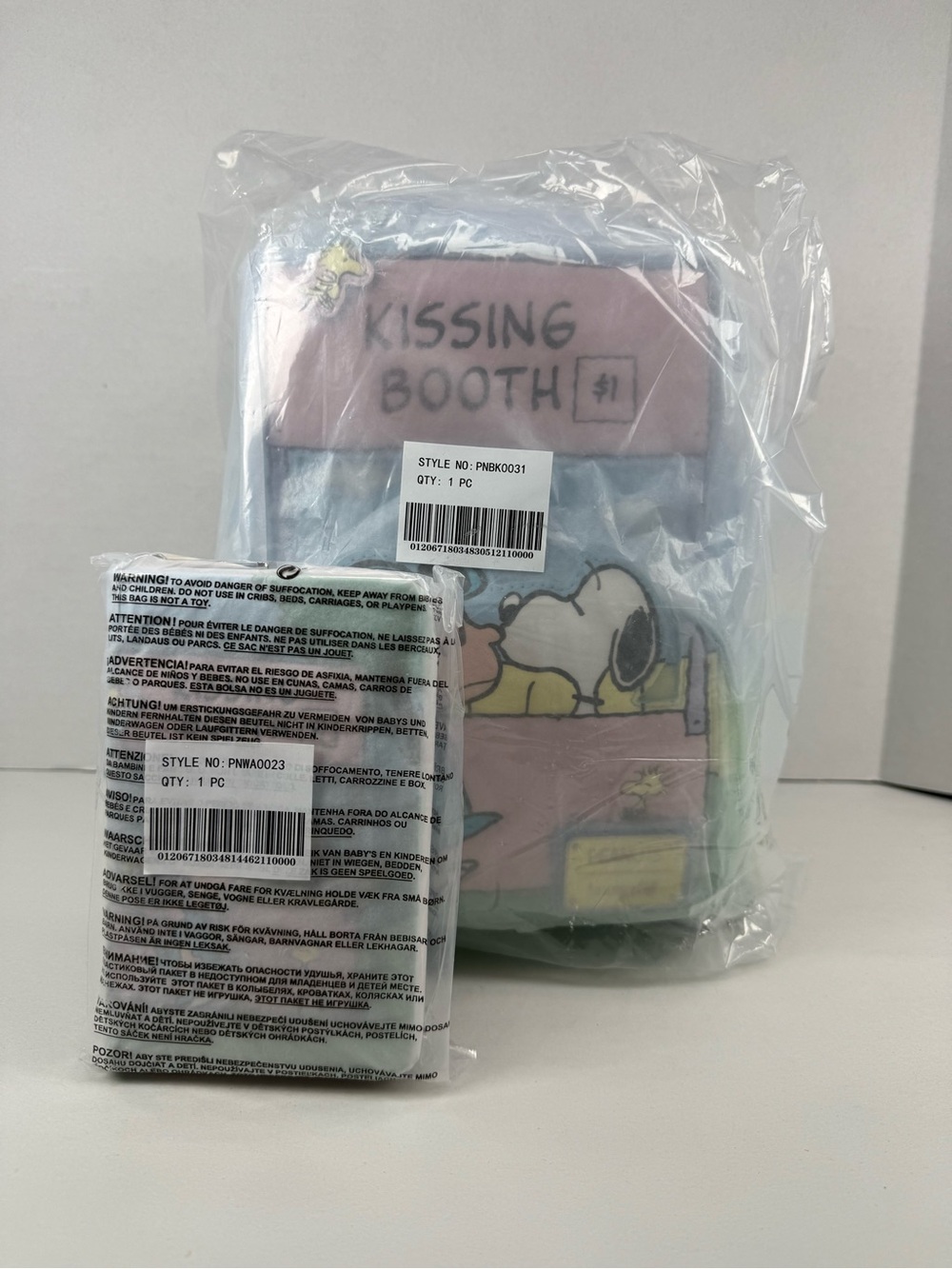 Loungefly Peanuts Snoopy Lucy Kissing Booth Comic Backpack Wallet 2PC Set NWT - Picture 4 of 4